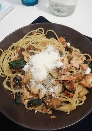Una foto de Espaguetis con pesto de eneldo y almendra, salmón y calabacín