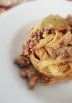 Foto di Tagliatelle al rugù bianco olive verdi e peperoncino