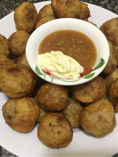 Hình của món Cho bé món thịt viên chiên giòn với sốt miso.