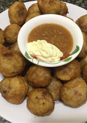 Hình của món Cho bé món thịt viên chiên giòn với sốt miso.