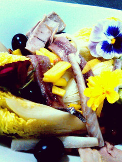 Una foto de Ensalada valenciana de cogollos y filetes de anguila ahumada
