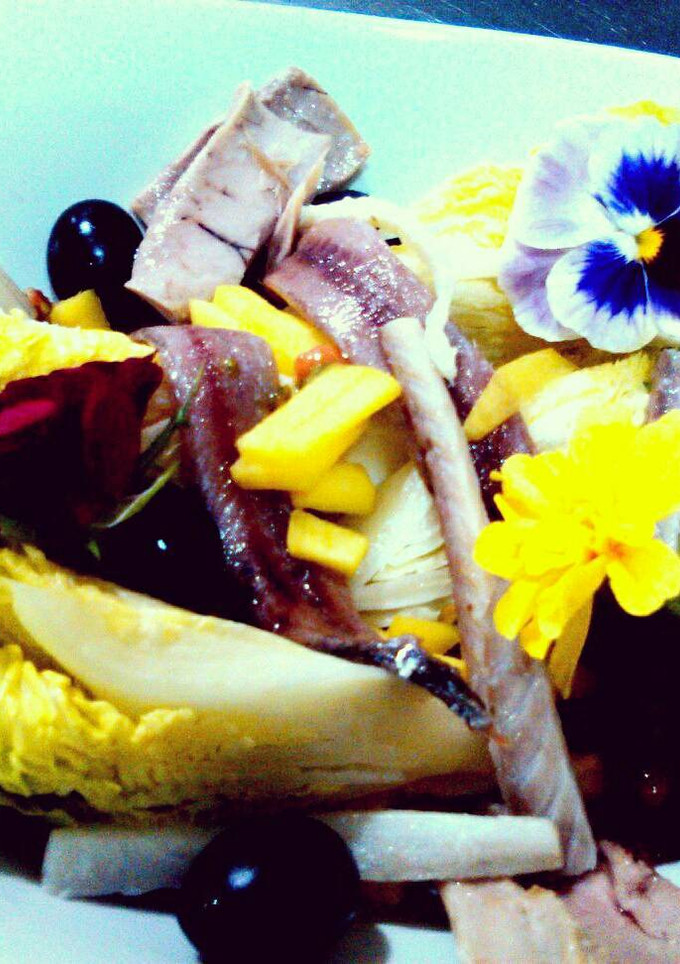 Una foto de Ensalada valenciana de cogollos y filetes de anguila ahumada
