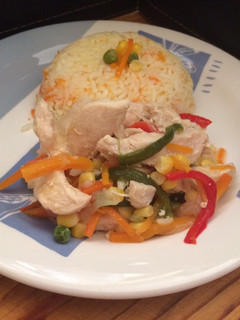 Una foto de Pollo con verduras salteadas 🥕🌽🐔