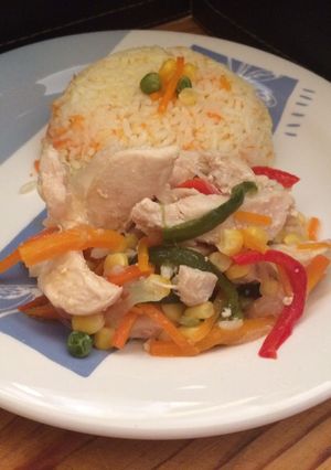 Una foto de Pollo con verduras salteadas 🥕🌽🐔
