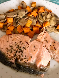 Una foto de Salmón con champiñón y boniato 🍠