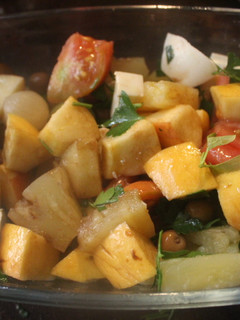Una foto de Ensalada de piña con queso y manzana