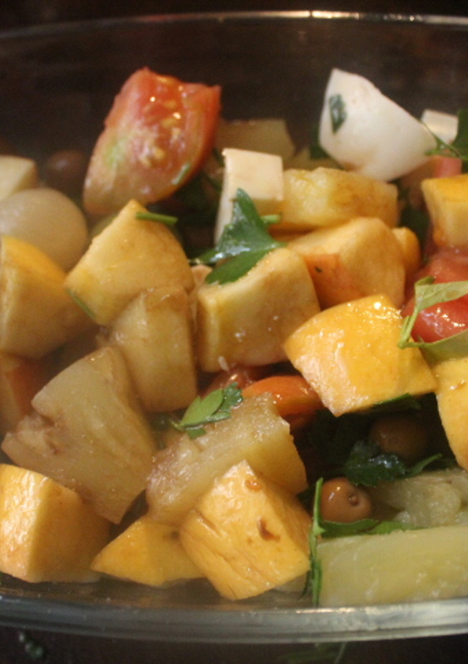 Una foto de Ensalada de piña con queso y manzana
