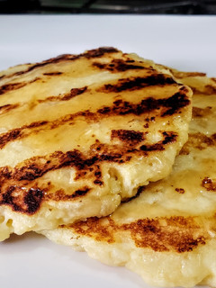Una foto de AREPAS De Yuca 🥔con Queso...!🧀