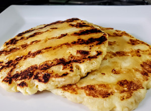 Una foto de AREPAS De Yuca 🥔con Queso...!🧀