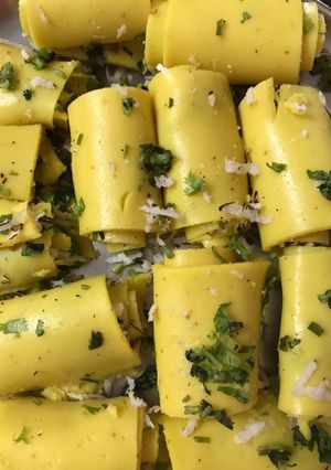 A picture of Khandvi.