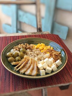 Una foto de Arroz frío con pollo, nueces y más, ¡para un plato energético!💪🏻☀️