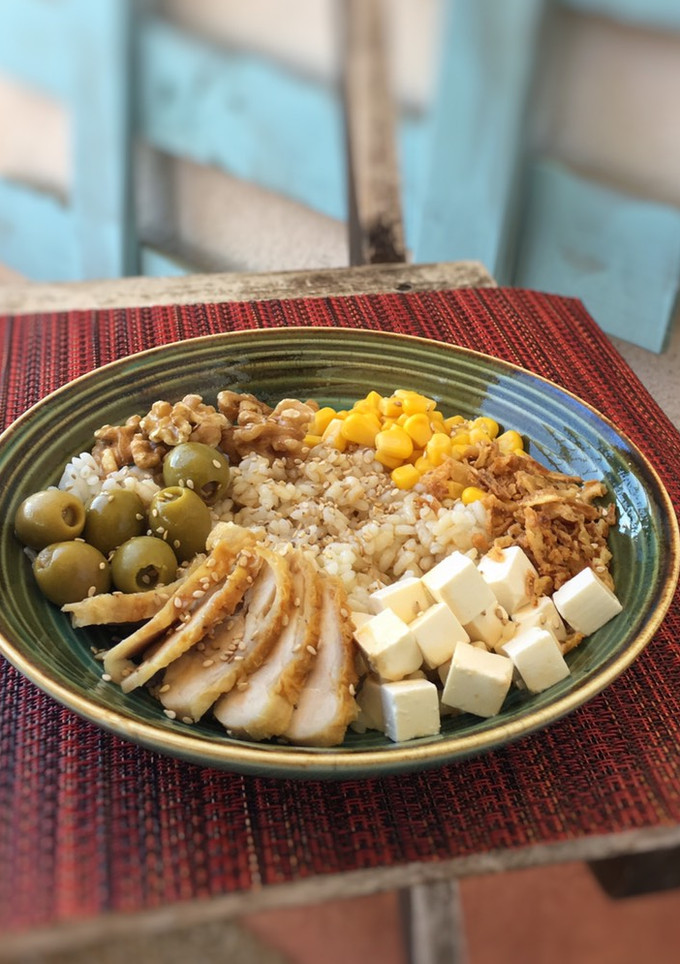 Una foto de Arroz frío con pollo, nueces y más, ¡para un plato energético!💪🏻☀️