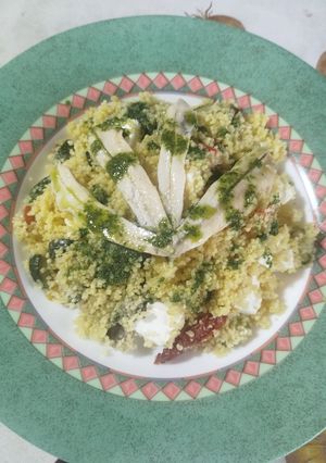 Foto di Cous-cous estivo con verdure, feta e alici marinate con olio agli agrumi