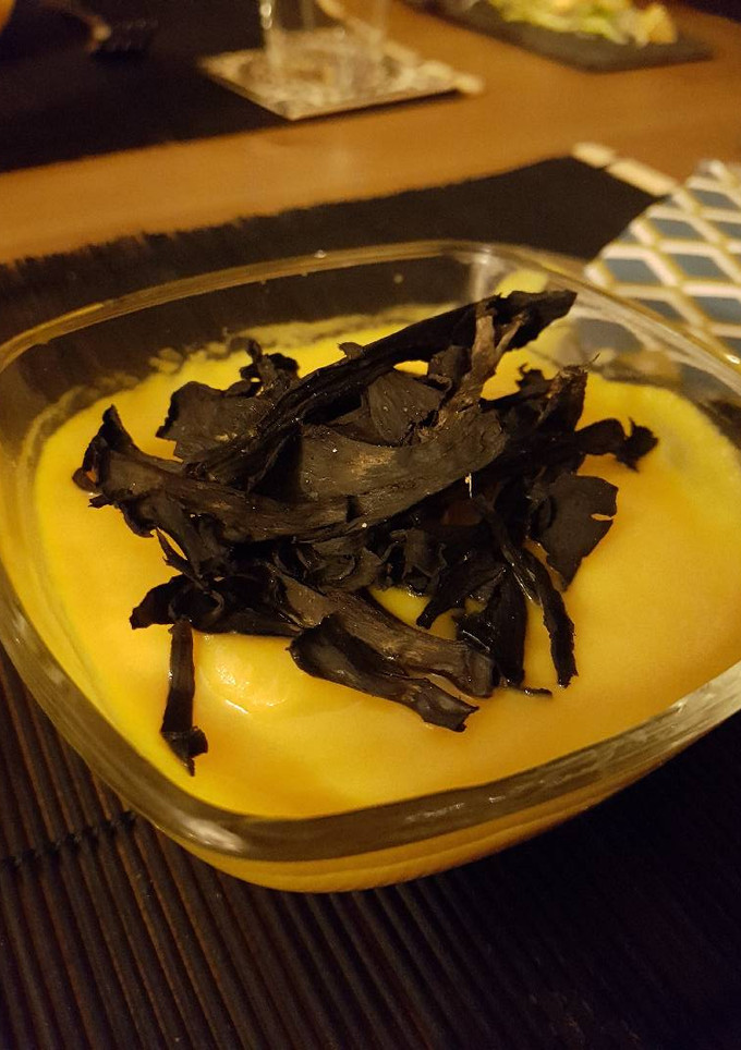 Una foto de Crema cítrica de calabaza y trompetas