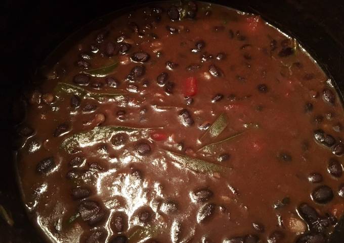 How to Prepare Homemade Black bean &amp; peppers soup 🥣!