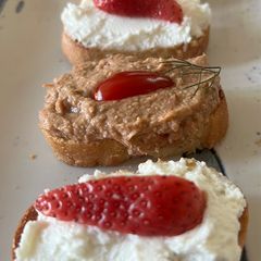 A picture of Due Cicheti - Pâté di Sardine e Formaggio di Capra Fragole Sottaceto.
