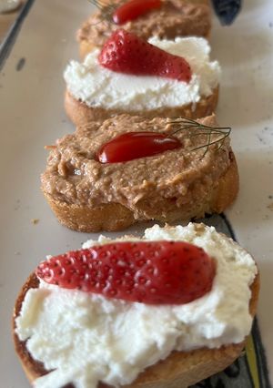 A picture of Due Cicheti - Pâté di Sardine e Formaggio di Capra Fragole Sottaceto.