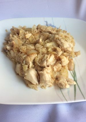Una foto de Arroz con pollo salteado fit
