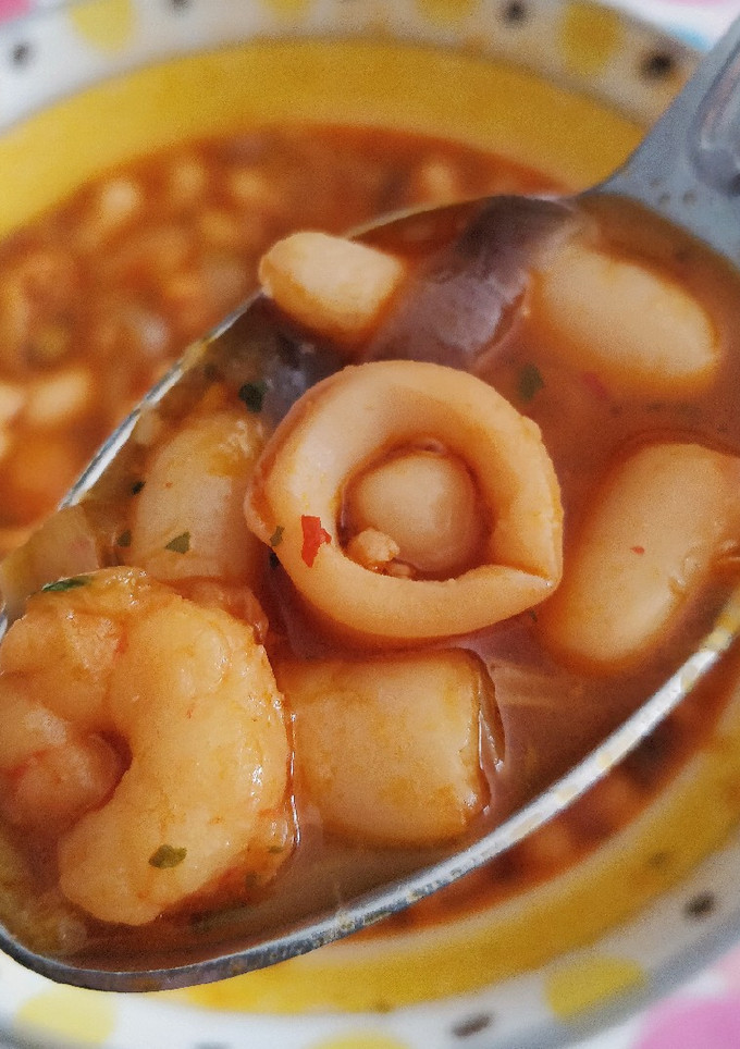 Una foto de Guiso marinero de alubias con calamares
