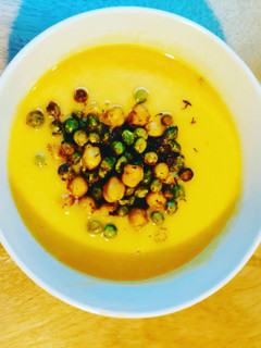 Una foto de Crema oriental de calabaza y boniato con topping crunchi