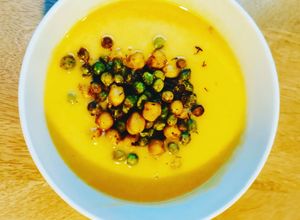 Foto principal de Crema oriental de calabaza y boniato con topping crunchi