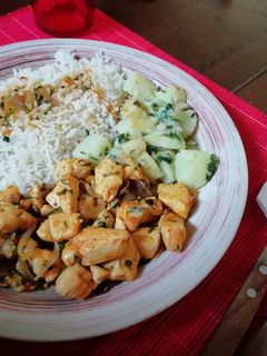 Una foto de Pollo al Ajo con Arroz y Papas Salteadas