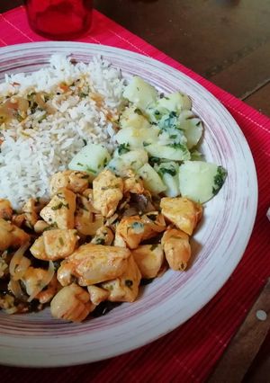 Una foto de Pollo al Ajo con Arroz y Papas Salteadas
