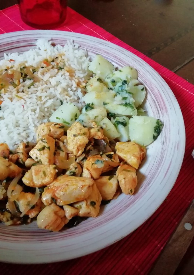 Una foto de Pollo al Ajo con Arroz y Papas Salteadas