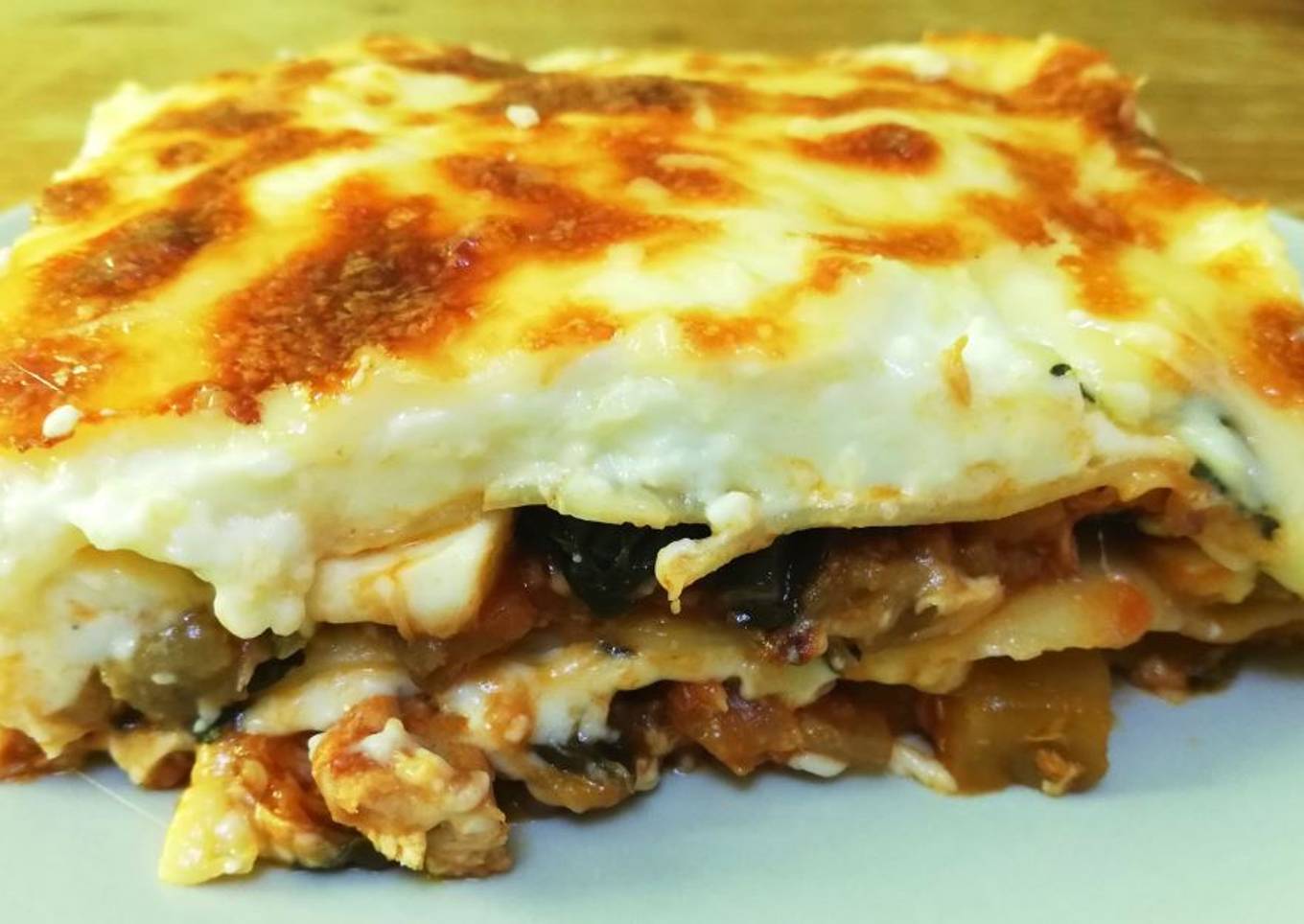 Lasaña de espinacas y berenjena con queso tierno