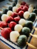 Hanami dango —postre dulce japonés—