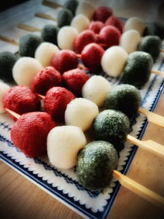 Una foto de Hanami dango —postre dulce japonés—