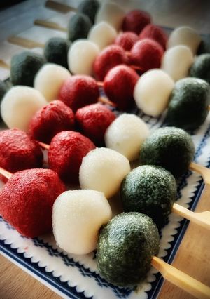 Una foto de Hanami dango —postre dulce japonés—