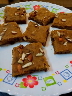 हेल्दी बनाना केक बार (Healthy banana cake baar recipe in Hindi) रेसिपी मुख्य फोटो