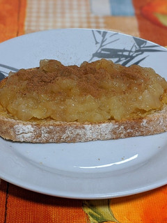 Una foto de Tostada integral con manzana asada