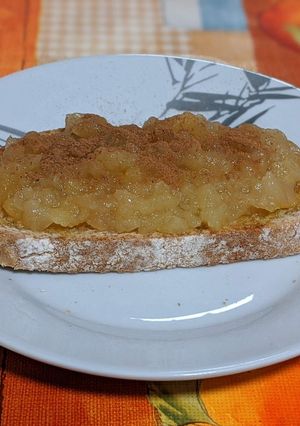 Una foto de Tostada integral con manzana asada