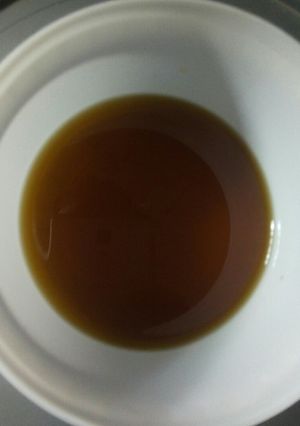 A picture of Coconut oil and carrot oil.
