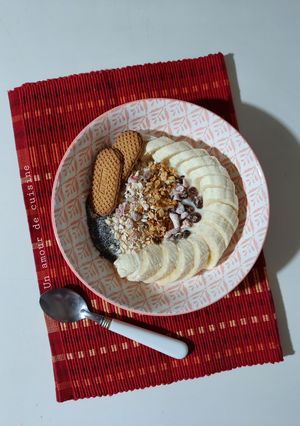 Une photo de Bowl douceur banane, granola, avoine et chia 🥣🍌