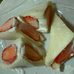 A picture of Strawberry Sandwich.