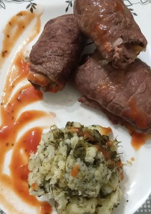 Una foto de Arrolladitos de carne con puré mixto