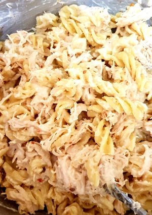 A picture of My BBQ Chicken Pasta with steamed shredded Chicken. 😁.