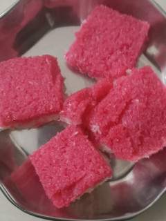 રોઝ કોકોનટ બરફી (Rose Coconut Barfi Recipe In Gujarati) રેસીપી મુખ્ય ફોટો