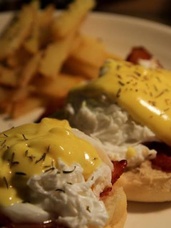 Home Style British Benedict with fresh Potato Fries and Butter Mushroom 卡邦尼蛋 的食譜成品照片