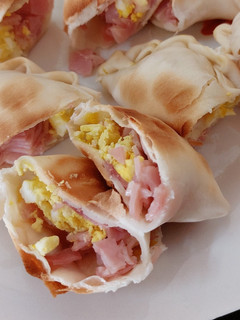 Una foto de Empanadas al horno de jamón, queso y huevo