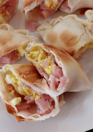 Una foto de Empanadas al horno de jamón, queso y huevo