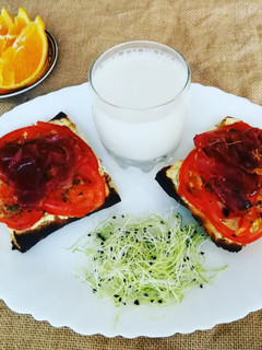 Una foto de Chapata con queso, tomate y jamón curado crujiente - muy fácil