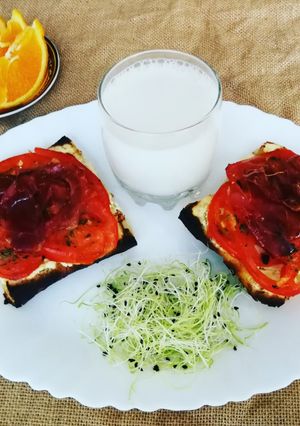 Foto principal de Chapata con queso, tomate y jamón curado crujiente - muy fácil