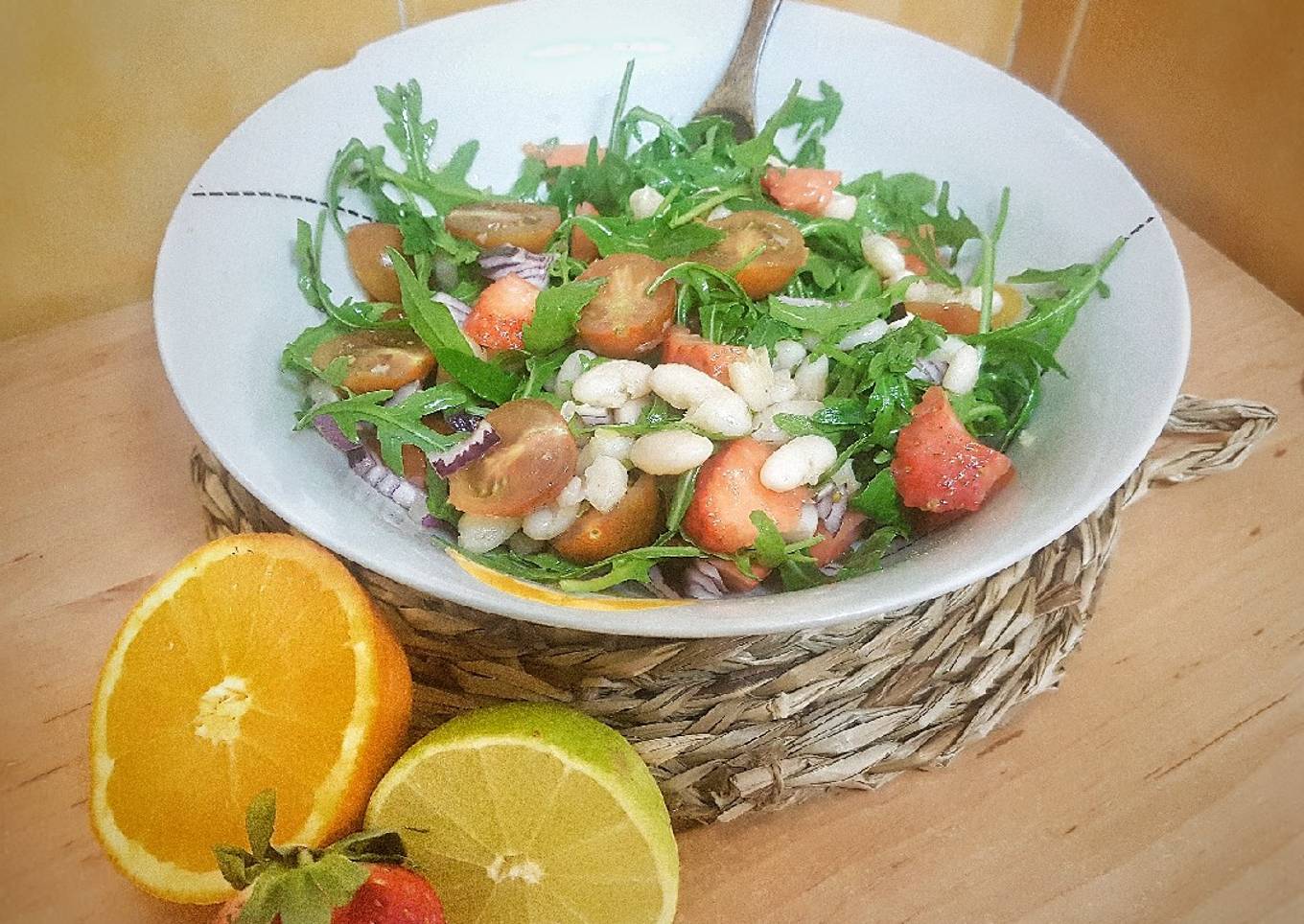 Ensalada de alubias blancas, cherrys y fresas
