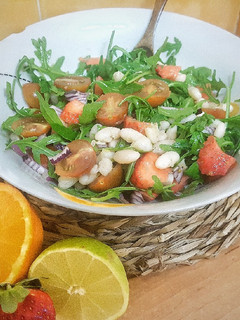Una foto de Ensalada de alubias blancas, cherrys y fresas