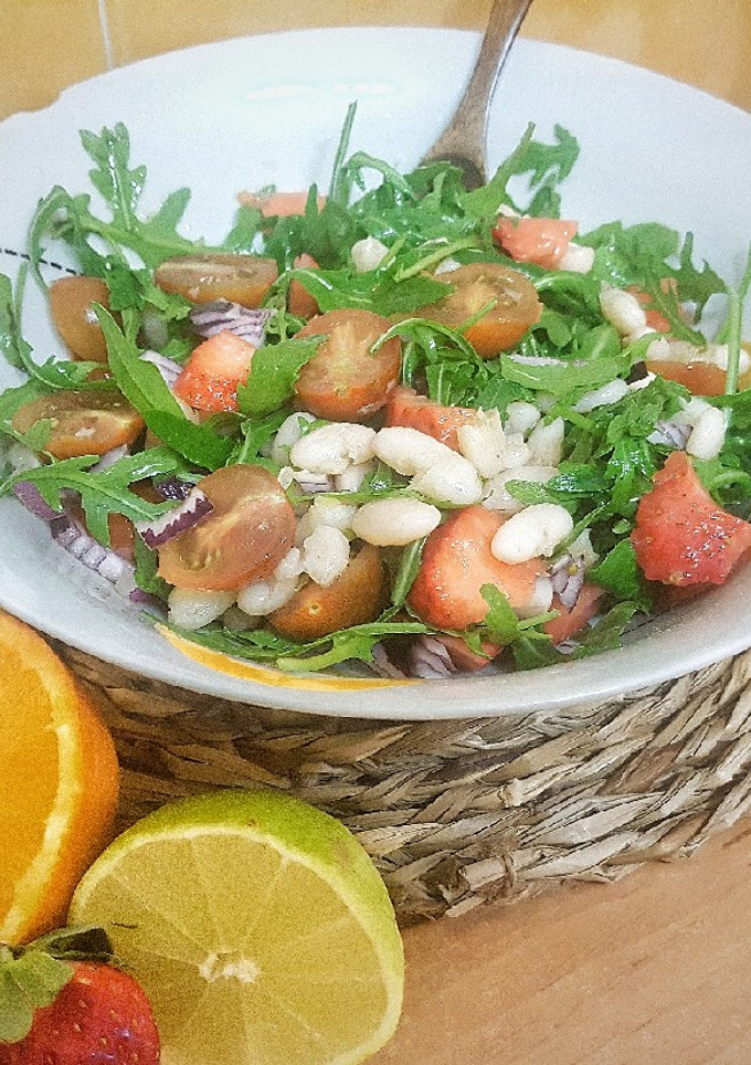 Una foto de Ensalada de alubias blancas, cherrys y fresas