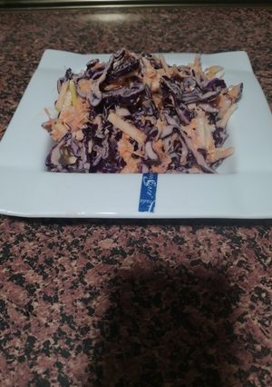 Una foto de Ensalada de Lombarda y zanahoria estilo coleslaw